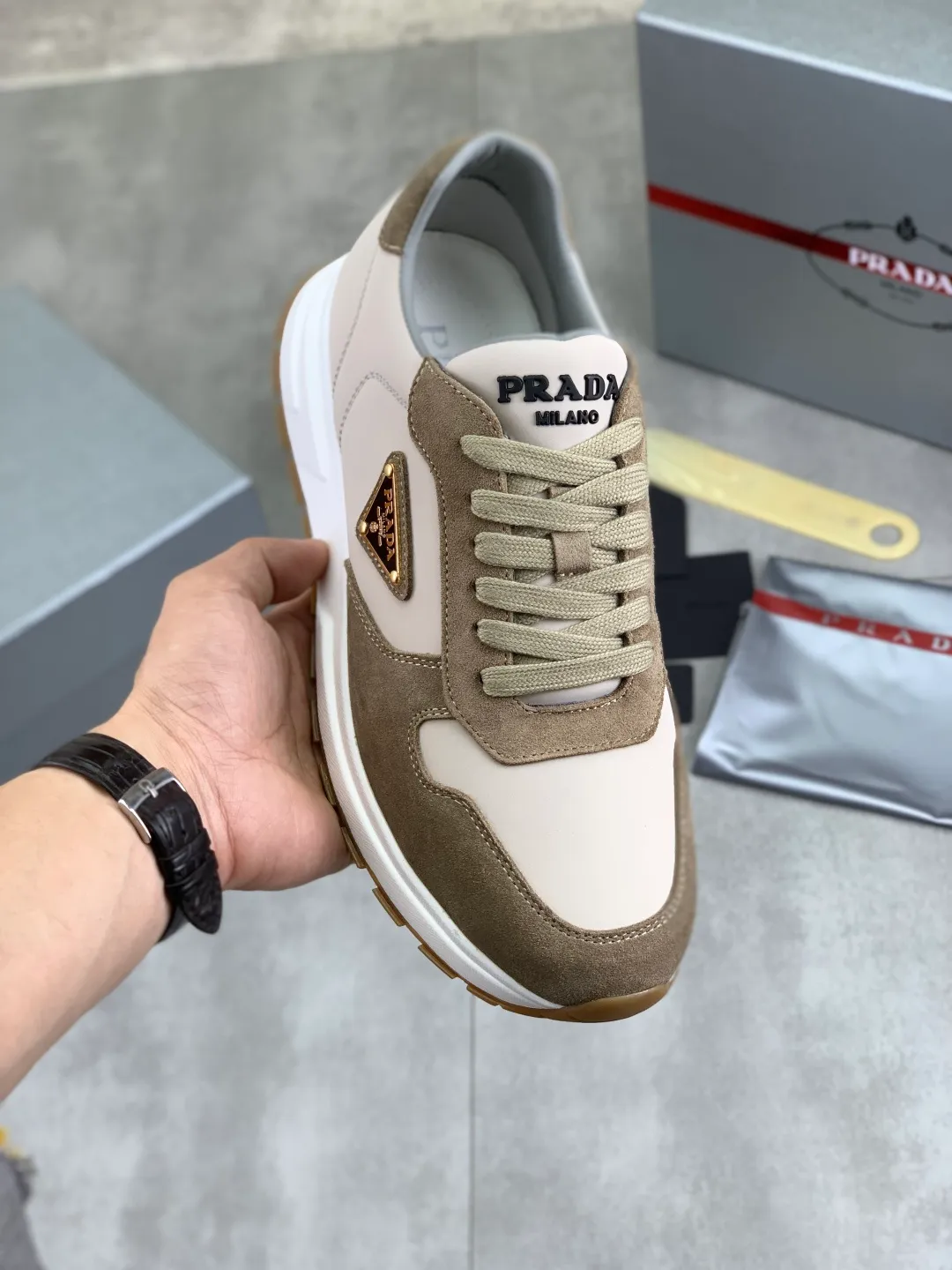 Men's shoes 💰P580💰 [New style] High version official website popular models are on the market, 🆘 The trendy brand (Prada) mainly promotes popular models, avant-garde and versatile fashionable men's shoes private version mold opening, cowhide surface splicing 1:1 replica... Fashion is simple, original imported cowhide and lining cowhide feet; the atmosphere and personality are more fashionable, eye-catching and pursuing class. It will subvert the old idea and be with you to spend time with you. A must-have for fashionistas! Must keep for yourself ! High-end comfort, high-end quality workmanship. Size: 38-45; multiple colors available.